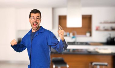 Ressam adam evde bir partide müzik dinlerken dans zevk