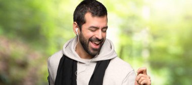 Spor adam bir parkta bir partide müzik dinlerken dans zevk