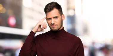 Şehirde kafasına parmak koyarak delilik jest yapan balıkçı yaka kazak ile adam