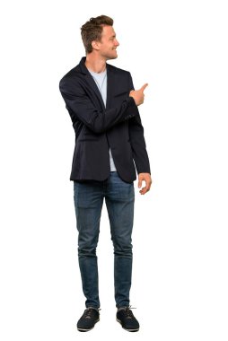 Sarışın yakışıklı adam geri işaret