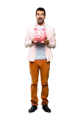 Bir servet izole beyaz arka plan üzerinde tutarak sakallı yakışıklı adam tam uzunlukta atış