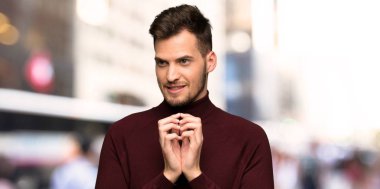 Balıkçı yakalı kazak, şehirde bir şeyler yapıyor.