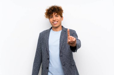 Izole beyaz duvar gösteren ve bir parmak kaldırma üzerinde Moda afrikalı Amerikalı adam