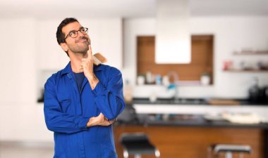 Ressam adam evde bakarak bir fikir düşünme