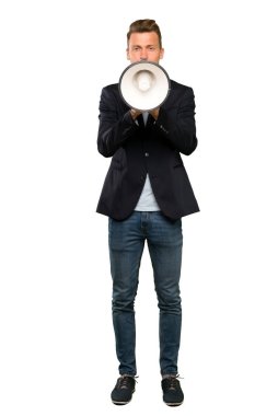 Sarışın yakışıklı adam bir megafon üzerinden bağırıyor