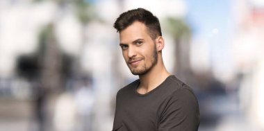 Siyah gömlek ile adam açık havada geri işaret