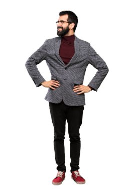 Gözlük ile yakışıklı adam kalça silah ile poz ve izole beyaz arka plan üzerinde gülümseyen