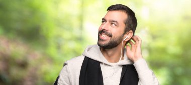 Bir parkta kafa çizilirken spor adam bir fikir düşünme