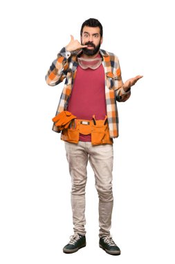 Esnaf adam telefon jest yapma ve izole beyaz arka plan üzerinde şüphe