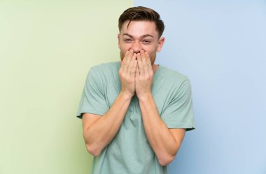 Sürpriz yüz ifadesi ile renkli arka plan üzerinde Redhead adam