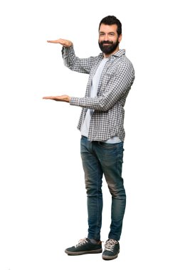 Sakal tutan yakışıklı adam izole beyaz arka plan üzerine bir reklam eklemek için boşaltmak