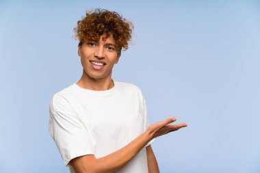 Beyaz gömlekli genç Afro-Amerikan adam, davet edildiği için ellerini yana açıyor.