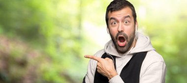 Bir parkta karşı gülümseyen görünümlü iken spor adam bir fikir sunma