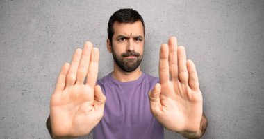 Yakışıklı adam dokulu duvar üzerinde bir görüş ile hayal kırıklığına için Stop jest yapma