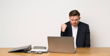 İşadamı kızgın jestle ofiste