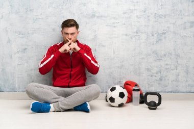 Redhead spor adam sessizlik jest bir işaret gösteren