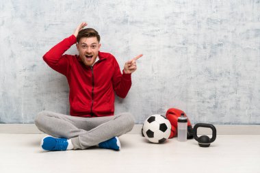 Redhead spor adam şaşırttı ve yan parmak işaret