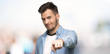 Sen, yakışıklı adam puan parmak açık havada kendine güvenen bir ifade ile