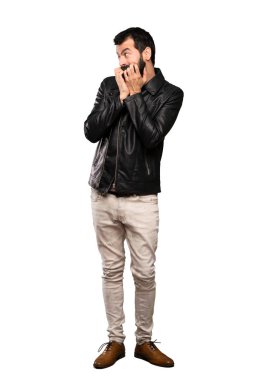 Gergin ve korkmuş ellerini ağzına izole beyaz arka plan üzerinde koyarak sakallı yakışıklı adam