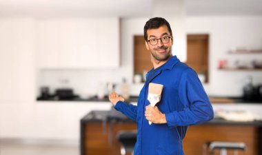 Ressam adam geri işaret ve evde bir ürün sunma