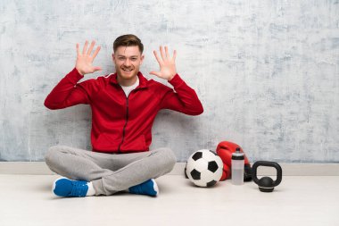 Redhead spor adam parmakları ile on sayma