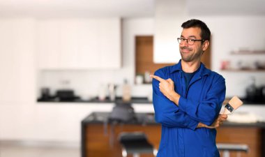 Evde bir ürün sunmak için yan işaret ressam adam