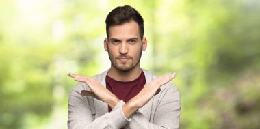 Sweatshirt yapan adam parkta hareket yok