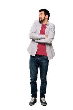 Sakal ile yakışıklı adam tam uzunlukta çekim izole beyaz arka plan üzerinde omuzları kaldırırken şüphe jest yapma
