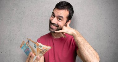 Adam telefon jest yapmak çok para alıyor. Bana geri çağrı dokulu duvar üzerine işareti