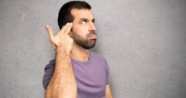 Dokulu duvar üzerinde intihar jest yapma sorunları ile yakışıklı adam