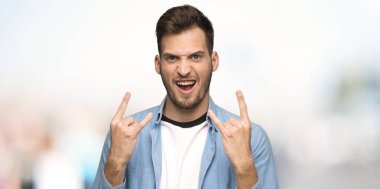 Yakışıklı adam yapma rock jest açık havada