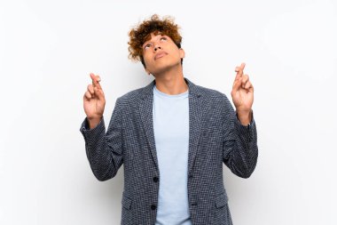 Parmakları geçiş ve en iyi dilek ile izole beyaz duvar üzerinde Moda afro-amerikan adam