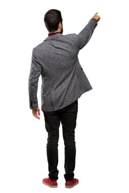 Sakallı yakışıklı adam geri işaret