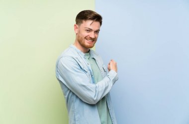 Kırmızı adam renkli arka plan üzerinde geri işaret