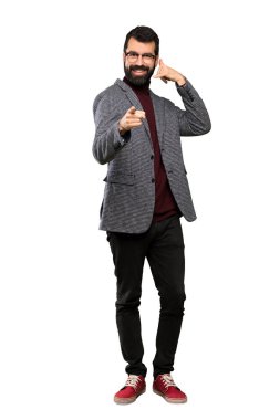 Gözlük ile yakışıklı adam telefon jest yapma ve izole beyaz arka plan üzerinde ön işaret