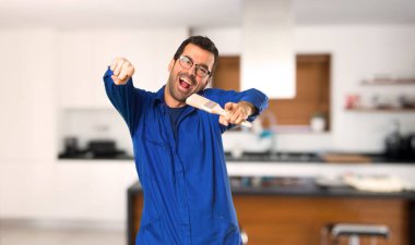 Ressam adam evde gülümseirken size parmak puan