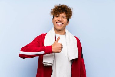 Genç Afro-Amerikan sporcusu, baş parmak hareketi yapıyor.