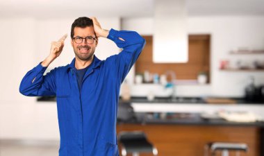 Ressam adam evde migren var çünkü kafasına el alır