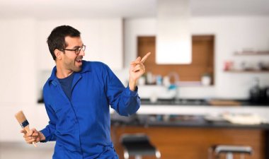 Ressam adam evde bir partide müzik dinlerken dans zevk