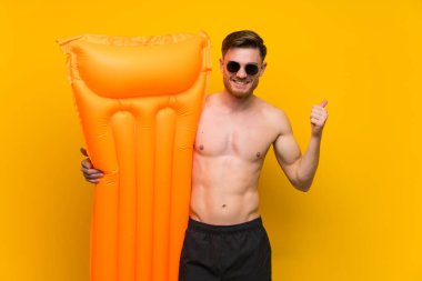 Yaz tatillerinde kızıl saçlı adam jest kadar bir başparmak veren