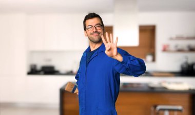 Ressam adam mutlu ve dört parmaklarıyla evde sayma