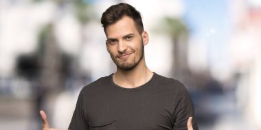 Siyah gömlek ile adam gururlu ve kendini açık havada memnun