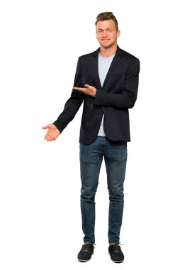 Sarışın yakışıklı adam bir fikir sunma sırasında gülümseyen bakarak