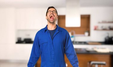 Ressam adam ağız geniş açık evde açık bağırıyor