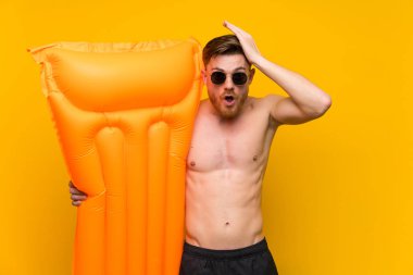 Sürpriz yüz ifadesi ile yaz tatillerinde Redhead adam