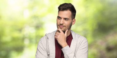 Bir parkta yan görünümlü Sweatshirt ile adam