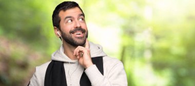 Bir parkta ararken spor adam bir fikir düşünme