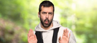 Spor adam bir parkta her iki eliyle stop jest yapma