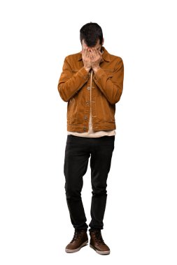 Yorgun ve hasta ifade izole beyaz arka plan üzerinde ile sakallı yakışıklı adam