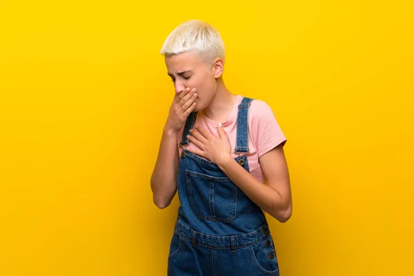 Menina Adolescente Com Macacão Fundo Amarelo Está Sofrendo Com Tosse — Fotografia de Stock